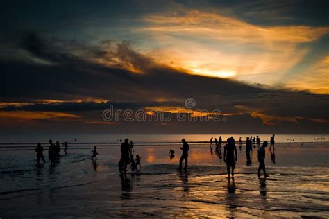 Puesta Del Sol Sobre La Playa De Kuta Imagen De Archivo Imagen De