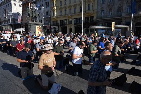 Molitelji Se Okupili Na Trgu U Zagrebu Moliti Krunicu Upu Ene Su Im