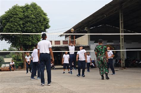 JAGA KEBUGARAN TUBUH PRAJURIT YONZENI 1 MAR LAKSANAKAN OLAHRAGA VOLLY