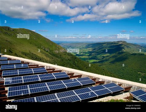 Granja Solar Con La Matriz De Paneles Solares En Zonas Rurales De