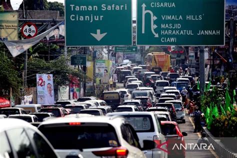 Ribuan Kendaraan Memasuki Kawasan Puncak Saat Libur Natal ANTARA News