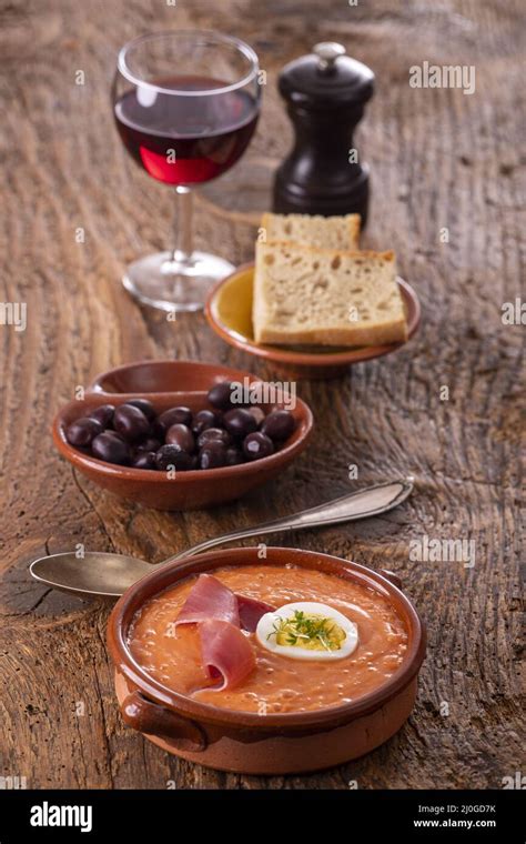 Sopa de tomate y huevo fotografías e imágenes de alta resolución Alamy