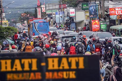 Kepadatan Jalur Wisata Puncak Saat Libur Panjang Antara Foto