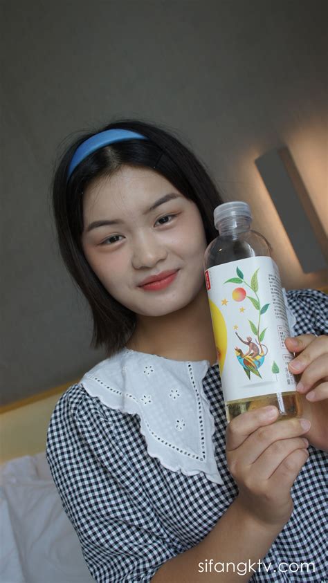 Hit x Hot 计算机系大一学妹人体私拍套图 Page 24 25