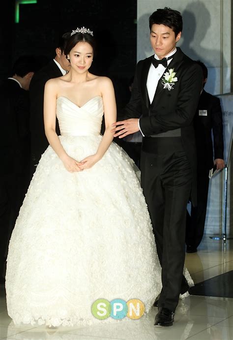 Lee Chun Hee and Jeon Hye Jin Pre-Wedding Press Conf | Soompi