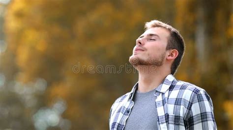 Hombre Que Respira En Un Parque En Oto O Almacen De Video V Deo De