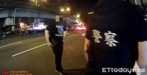 賓士男遇盤查堅持站路中！喊：我要打給阿北 警抄出整包安毒 Ettoday社會新聞 Ettoday新聞雲