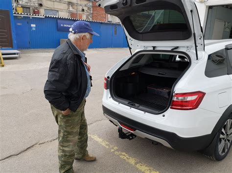 Лада веста с открытым багажником