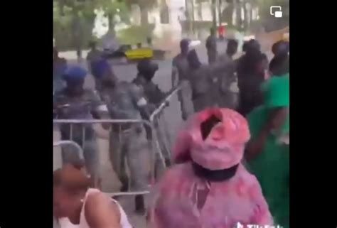 Partis Applaudir Macky Sall Devant Le Palais Des Militants De LAPR