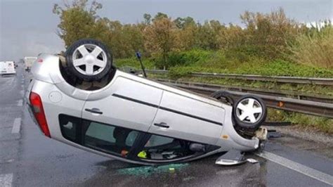 Aprilia Latina Incidente Stradale Su Via Pontina Auto Si Ribalta Grave Il Conducente
