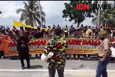 Warga Demo KPU Balikpapan Pertanyakan Latar Belakang Panelis Debat