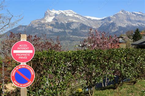 Deux Panneaux De Signalisation Routi Re Acc S Interdit Propr T