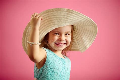 Le Portrait D Isolement De Peu De Fille Dans Le Chapeau De Panama