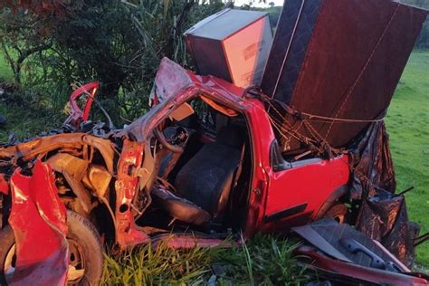 Batida Entre Picape E Caminh O Mata Duas Pessoas E Deixa Uma Ferida Em