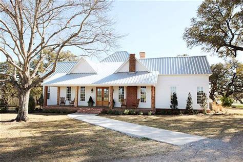 Photos Chip And Joanna Gaines’ Home Farmhouse Exterior Colors Modern Farmhouse Exterior