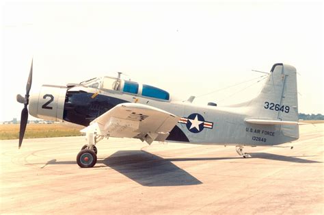 Douglas A 1 Skyraider Página 3 Zona Militar