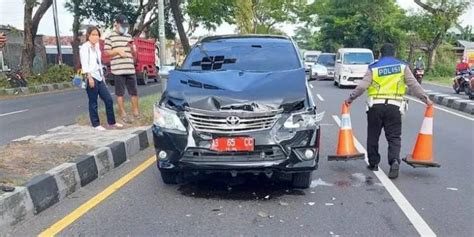 Mobil Pejabat Kulon Progo Kecelakaan Beruntun Di Ring Road Bantul