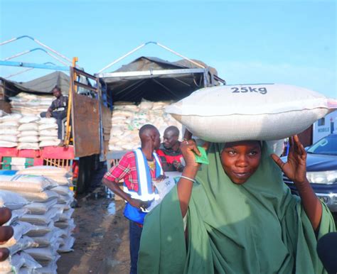 PHOTOS Zulum Begins Distribution Of Relief To Borno Flood Victims