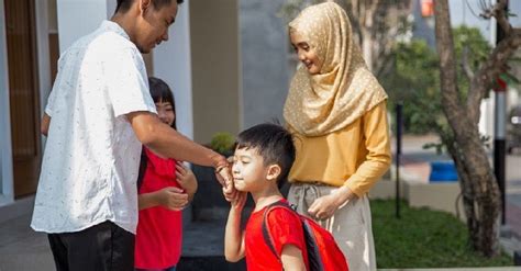 Mencium Tangan Orang Tua Atau Salim Apa Manfaatnya Untuk Anak