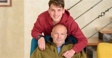Abuelo defiende a nieto gay y desconoce a su propia hija homofób1ca por echarlo de la casa