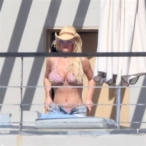 Busty Bikini Clad Jessica Simpson Gets Cheeky In Mexico