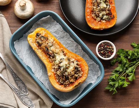 La Courge Butternut En Vedette Avec Du Riz Et De La Viande Hach E