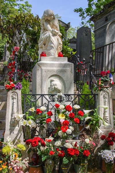 Père Lachaise Cemetery Burials Famous Graves in Père Lachaise