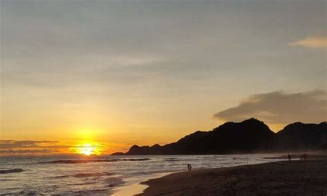 Menikmati Pemandangan Pantai Suwuk