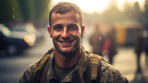 Feliz Joven Soldado Sonriendo Alegremente Foto Premium