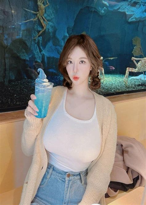 Hot girl da trắng dáng xinh hút mắt bởi ăn mặc hở bạo