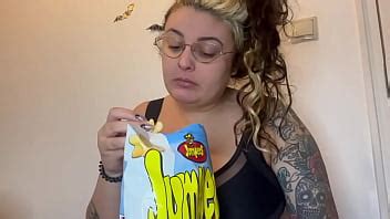 CURVY TATTOOED GIRL EATS AND IGNORES YOU FETISH XVIDEOS