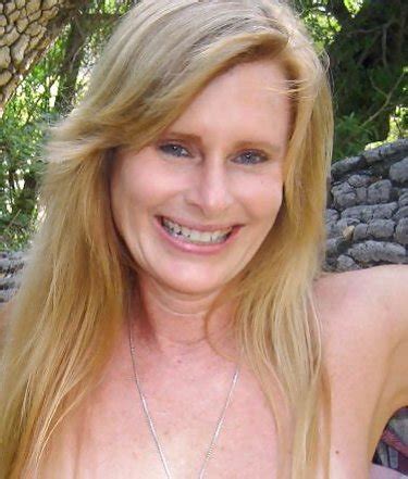 Gisela Likes Being Nude Outside ZB Porn