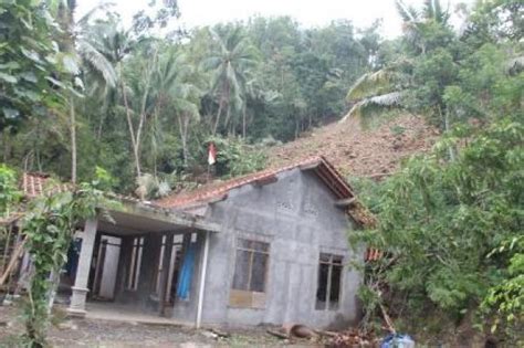 Infopublik Warga Korban Tanah Longsor Masih Bertahan Di Pengungsian