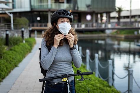 Blanke Vrouw Die Overdag Door De Straten Van De Stad Loopt Met Een