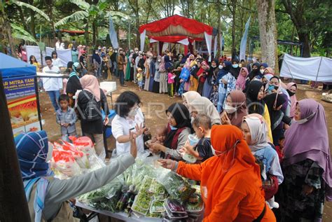 OPERASI PASAR MINYAK GORENG DAN PANGAN MURAH ANTARA Foto