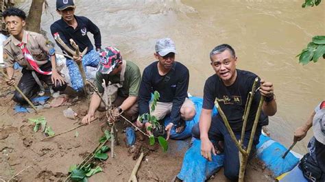 Momen Hari Bumi Komunitas Pecinta Lingkungantanam Pohon Di