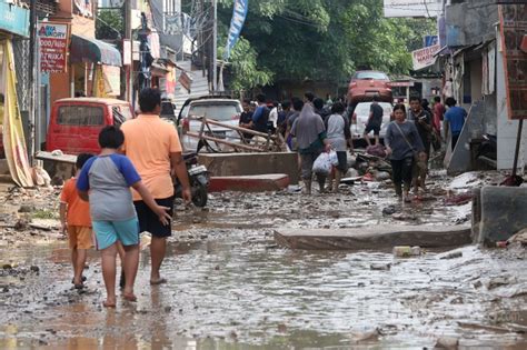 Bersih Bersih Usai Banjir Bandang Foto Tribunnews