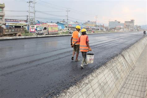 मुग्लिन पोखरा सडक पोखरा खण्डमा कालोपत्र तयारी