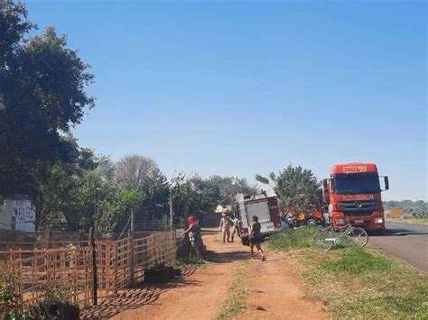 Incêndio em vegetação se alastra e destrói barracos às margens de