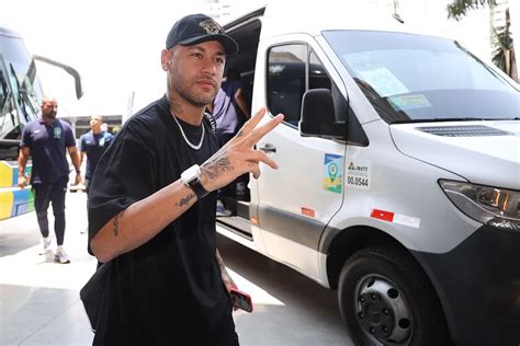 Lesionado Neymar se envolve em polêmicas atriz e modelo de