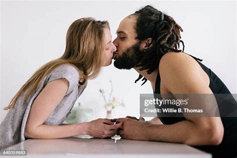 Biracial Couples Kissing Fotografías E Imágenes De Stock Getty Images