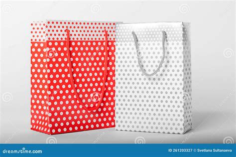 Bolsas De Papel Regalo Conjunto Fondo Blanco Aislado Imagen De Archivo