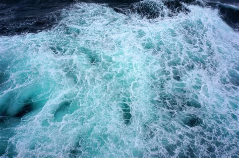 Photography of Barrel Wave · Free Stock Photo