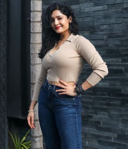 Actress Ritika Singh s latest hot photoshoot Pics goes viral sn Ritika Singh అదల అరబతల