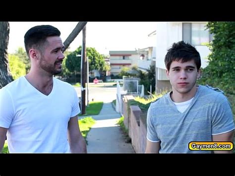 Tom dejó que Mike y Will le chuparan la polla XVIDEOS