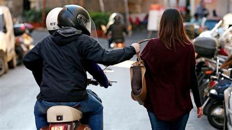 Strappa La Borsa A Una Donna E La Trascina Per Metri Enne Arrestato