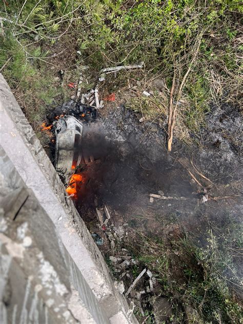 Carro de motorista que caiu de viaduto em Venda Nova ainda não foi