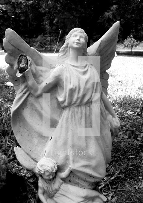 Broken angel statue in a cemetery — Photo — Lightstock