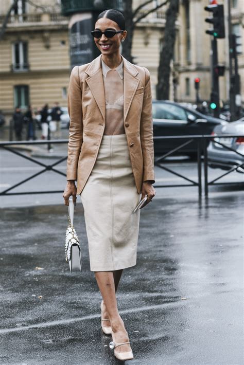 monochrome outfits   wear  colorful trend