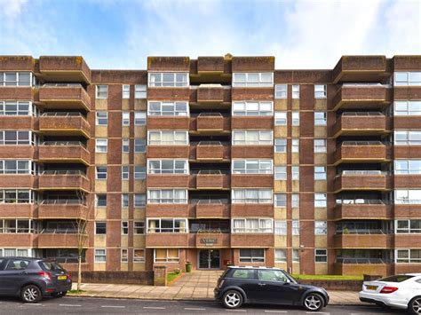 2 Bed Flat For Sale In Eaton Gardens Hove East Sussex Bn3 £375 000